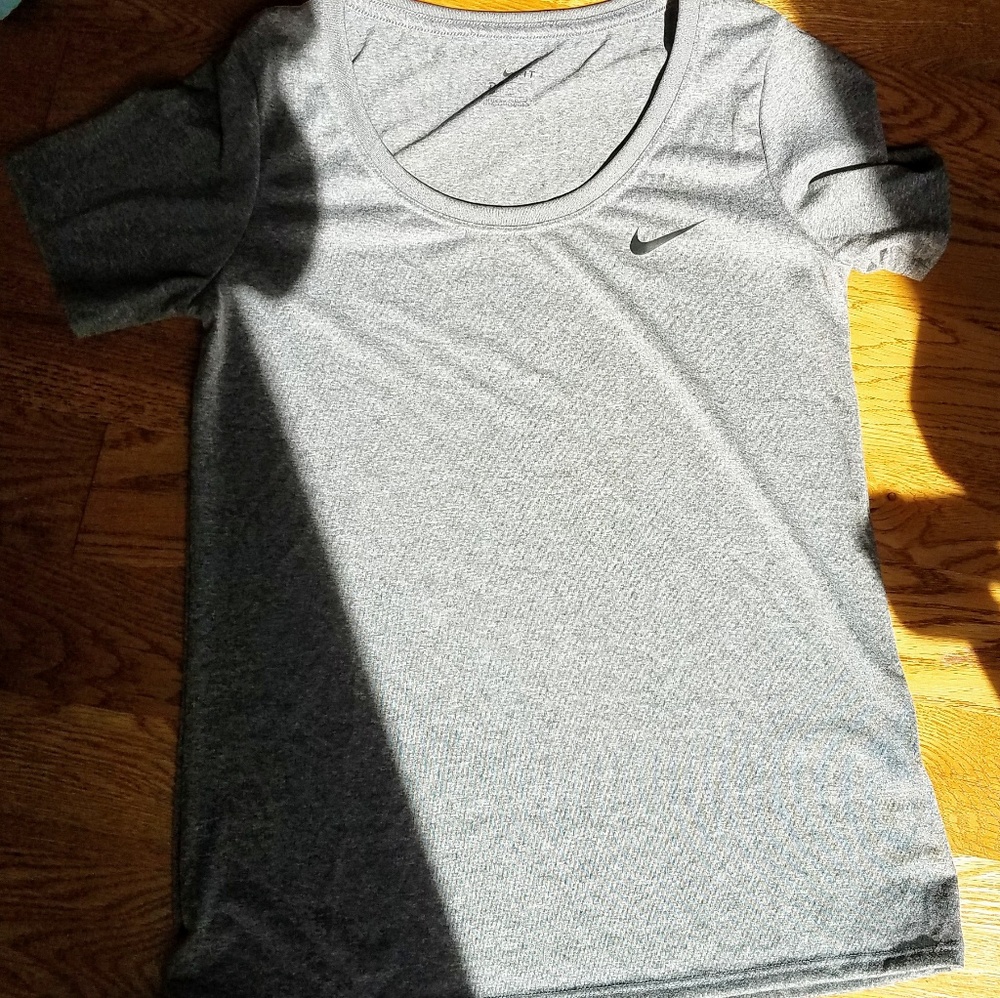 NWOT Nike drifit t shirt grey S.